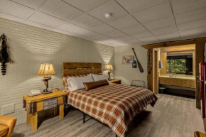 Stonegate Lodge King Bed, WIFI, 50in Roku TV, Salt Water Pool Room #103